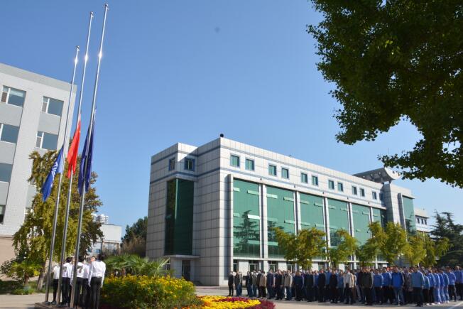 中國(guó)樂凱舉行升旗儀式 