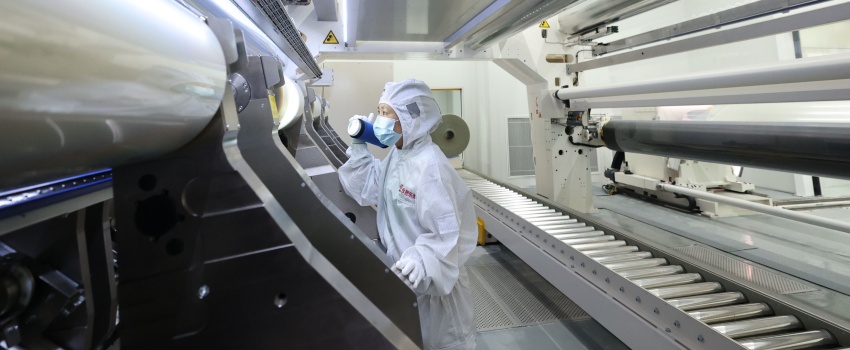 技術(shù)攻堅(jiān)結(jié)碩果！合肥樂凱成功下線超寬幅超薄高端光學(xué)聚酯薄膜